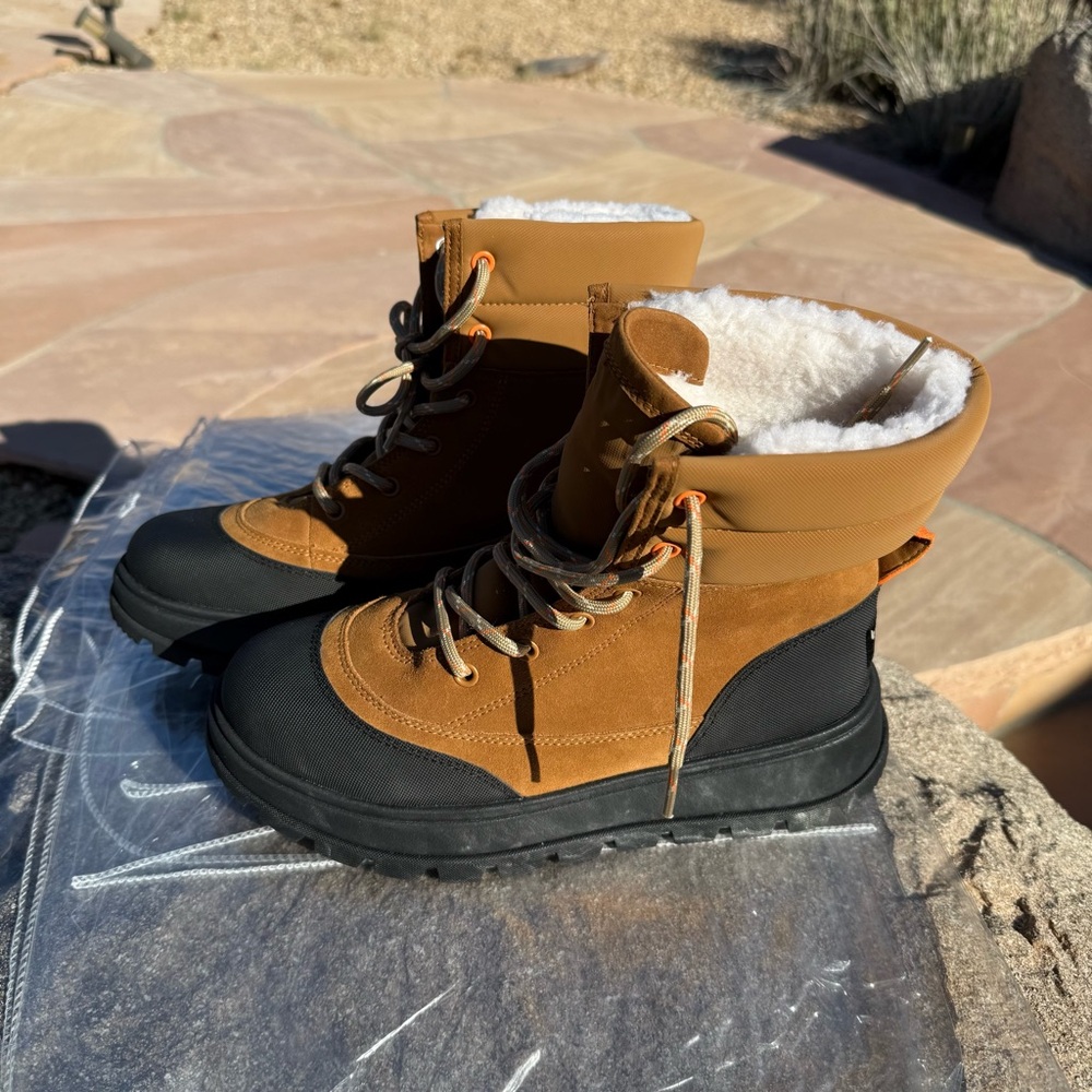 ⬇️💲Koolaburra. NWOT Tan/Black and White Fur-Lined Boots